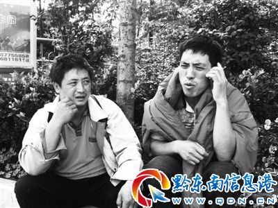 8月8日,大哥趙登結(jié)(左)、二哥趙登賢在昆明北部客運(yùn)站。新京報(bào)記者 劉剛 攝